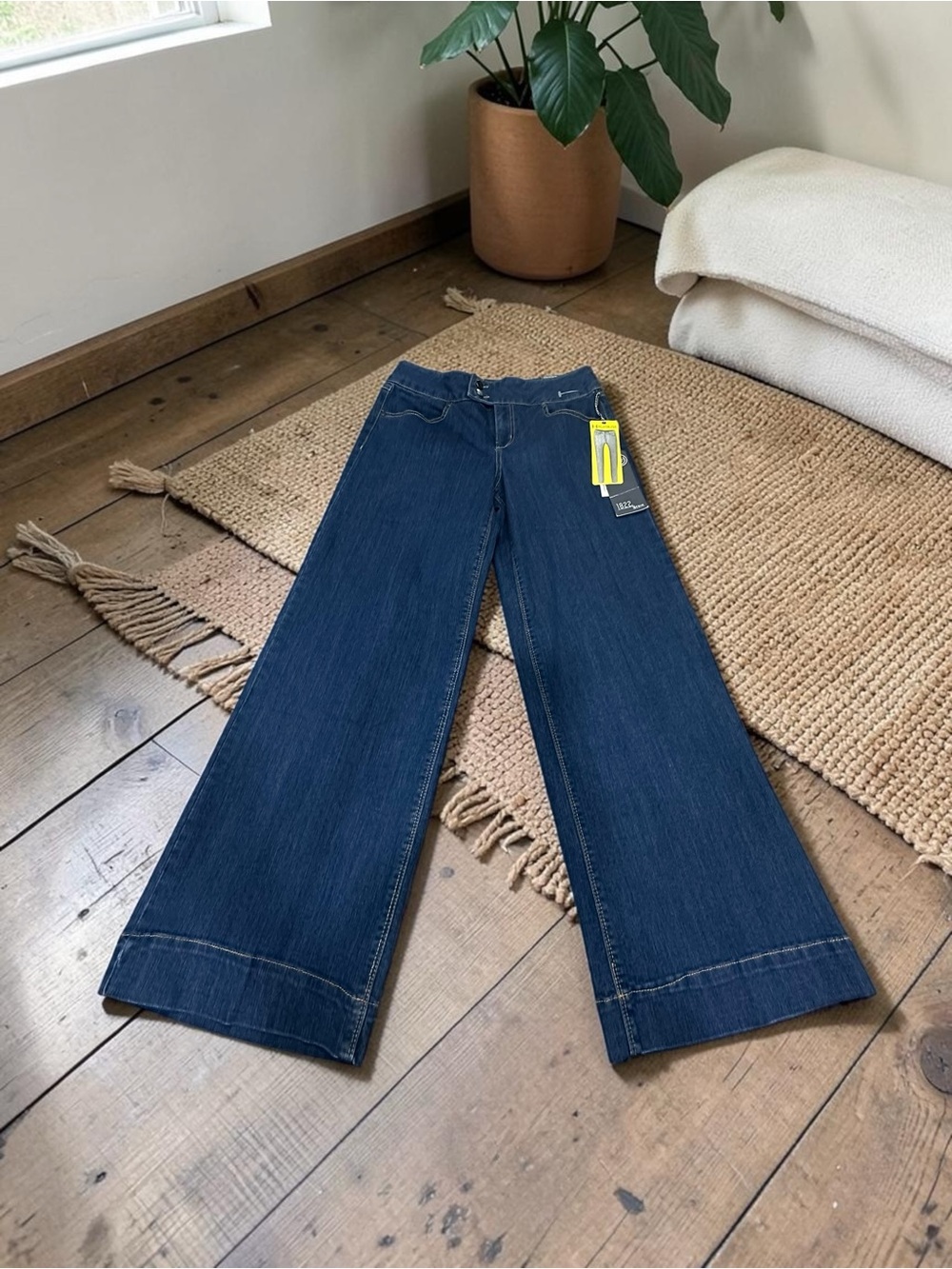 1822 High Rise Wide Leg With Stretch Jeans. Size: 10 NWT